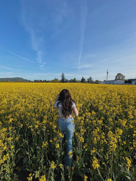 Flower Field Pictures Flower Field Outfit Ideas Jeans, Pics In Flower Field, Flower Garden Picture Poses, Poses In Flower Fields, Flower Field Poses, Flower Field Pictures, Flower Field Photoshoot, Flower Garden Pictures, Field Pictures