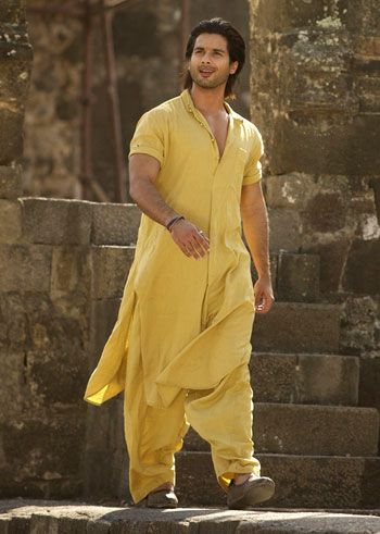 Shahid Kapoor Pathani Suit, Mens Traditional Wear, Pathani Kurta, Wedding Kurta For Men, Pakistani Formal Dresses, Kurta Men, Kurta Style, Indian Men Fashion, Shahid Kapoor