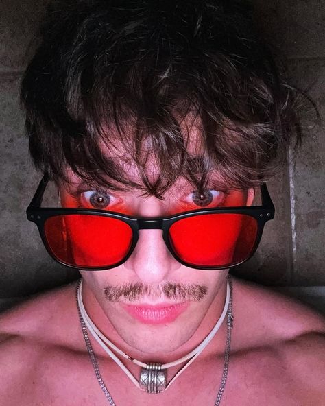 josh beauchamp de bigode.