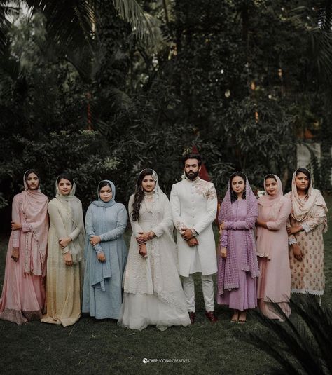 Dress Code For Kerala Wedding Muslim, Bridesmaid Muslim, Wedding Dress Code, Bridesmaid Dresses Indian, Group Picture Poses, Bridesmaid Photoshoot, Sisters Photoshoot Poses, Muslim Bridal, Indian Bridesmaids