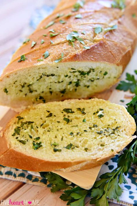 Garlic Bread with Fresh Garlic & Parsley Recipes Garlic Bread, Italian Garlic Bread, Easy Garlic Bread Recipe, Easy Garlic Bread, Recipe Italian, Garlic Cheese Bread, Garlic Bread Recipe, Sweet Butter, Herb Recipes