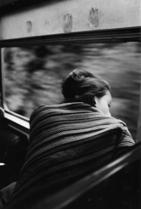 A Well Traveled Woman, Robert Doisneau, Looking Out The Window, Foto Tips, Come Undone, Photo Vintage, Train Rides, Train Travel, A Blanket