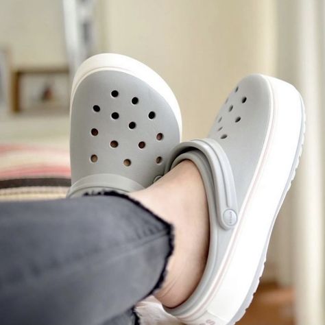 Cool Crocs, Crocs Aesthetic, Crocs Slippers, Crocs Fashion, Crocs Sandals, Ootd Men, Women's Crocs, Shoe Inspo, Girly Shoes