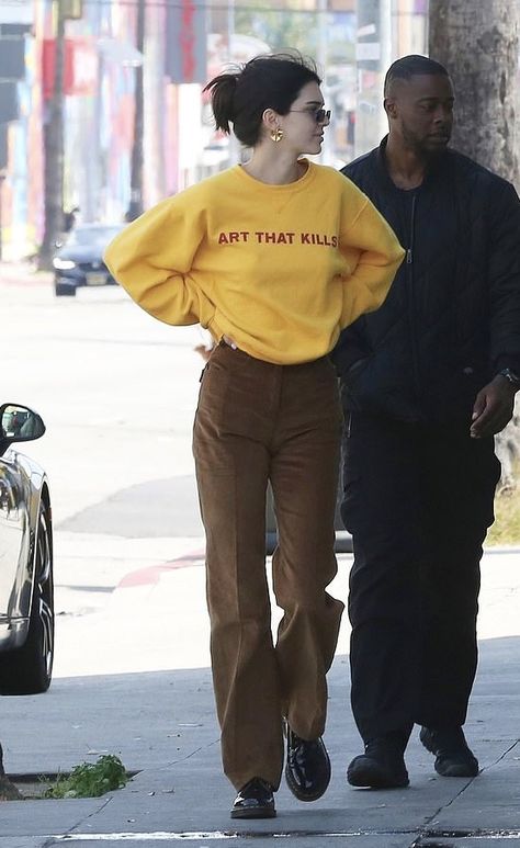 Winter Clothes Women Casual, Yellow Shirt Outfit, Kendall Jenner Outfits Casual, Crewneck Outfit, Stile Kendall Jenner, Kendall Jenner Street Style, Celebrity Casual Outfits, Kendall Style, Yellow Shirt