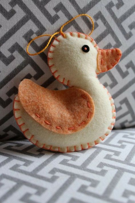 Felt Duck, Diy Felt Christmas Ornaments, Duck Ornaments, Felt Ornaments Patterns, Felt Toys Patterns, Felt Animal Patterns, Felt Crafts Patterns, Felt Crafts Christmas, Felt Crafts Diy