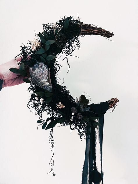 Witchy crystal moon wreath Grapevine Moon Wreath, Yule Head Wreath, Witchy Garland, Diy Crystal Wreath, Witchy Wreath Diy, Gothic Wreath, Witchy Wreaths, Moon Wreath, Moon Crafts