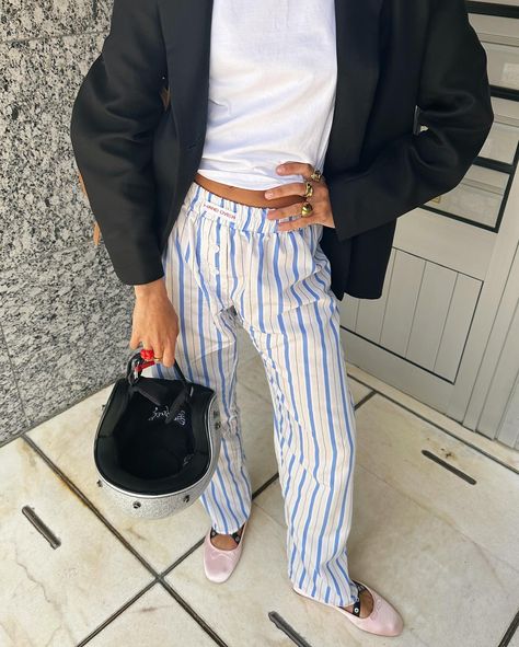 vicky (@vicmontanari) | Instagram Vintage Sweatpants, Striped Lounge Pants, Lounge Outfits, Outfits Female, Casual Pants Style, Retro Streetwear, High Waist Wide Leg Pants, 90s Fashion Outfits, Vintage Streetwear