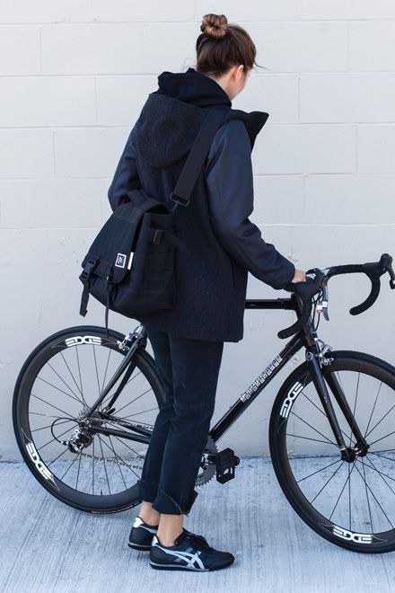 all dark Bike Commuter Style, Urban Bike Style, Winter Outfits 2020, Bike Outfits, Cycling Girl, Commuter Style, Cycle To Work, Keds Style, Emerson Fry