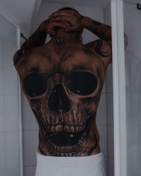 Skull Back Tattoo, Spooky Tattoo Ideas, Back Piece Tattoo Men, Mens Face Tattoos, Willi Whey, Hals Tattoo Mann, Tattoo Homme, Full Chest Tattoos, Skull Sleeve Tattoos