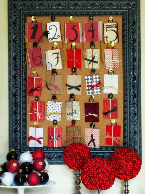 A frame, cork board, holiday cards and ribbon are all you need to make a cute calendar like this one by designer Brian Patrick Flynn. Just add five rows of five cards to the cork board with push pins and mark each card with the numbered days. Cork Board Ideas, Holiday Entryway, Calendar Craft, Days To Christmas, Diy Advent Calendar, Christmas Calendar, Entryway Ideas, Calendar Gifts, Diy Christmas Cards