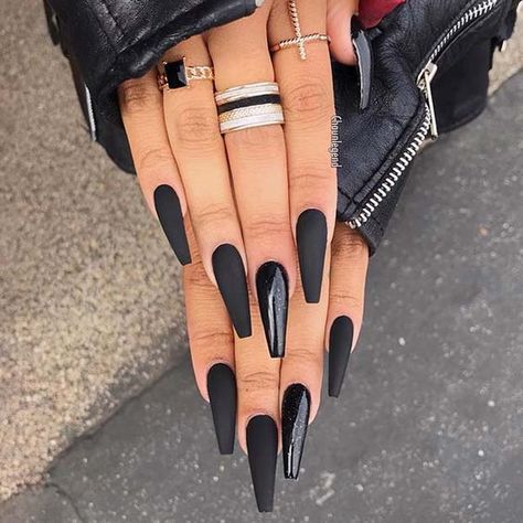 Nails And Rings, Black Nails With Glitter, Black Coffin Nails, Coffin Nails Matte, Black Acrylic Nails, Black Nail Art, Edgy Nails, Stiletto Nails Designs, Coffin Nails Long