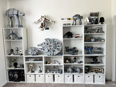 Lego Star Wars Display Ideas, Star Wars Shelf Display, Lego Setup, Lego Set Display Ideas, Star Wars Funko Pop Display, Star Wars Collection Room, Starwars Figures Display, Lego Display Shelves, Star Wars Display