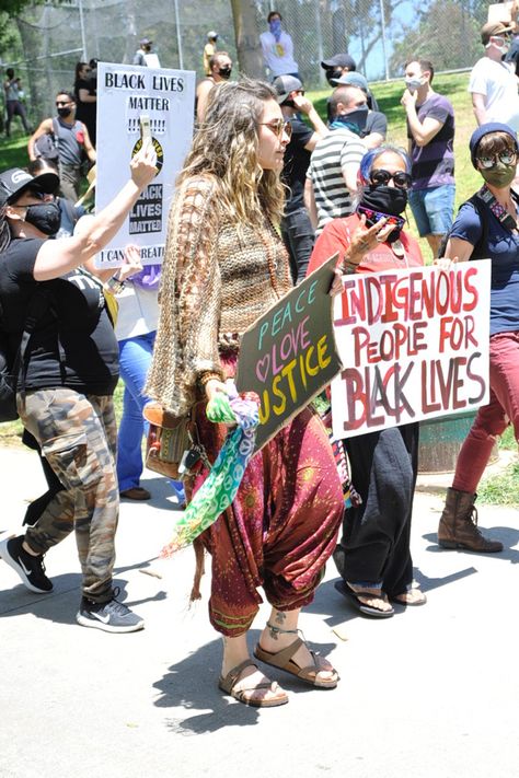 Paris Jackson joins Black Lives Matter protest in Los Angeles wearing Birkenstocks, May 30. #parisjackson #birkenstocksandals #birkenstockoutfitsummer #birkenstocksandalsoutfit #birkenstock Paris Jackson Aesthetic, Protest Outfit, Paris Jackson Style, Protest Clothing, Birkenstock Outfit Summer, Paris Fits, True Aesthetic, Michael Jackson Funny, Birkenstock Outfit