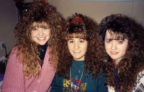 This could of been any high school party in 88-90! Real 80s Hairstyles, 80s High School Makeup, 80s Fashion Hairstyles, 1993 Party, Vintage Curly Hairstyles, 80s High School, 80s Hair And Makeup, 1980s Makeup And Hair, Hairstyles Retro