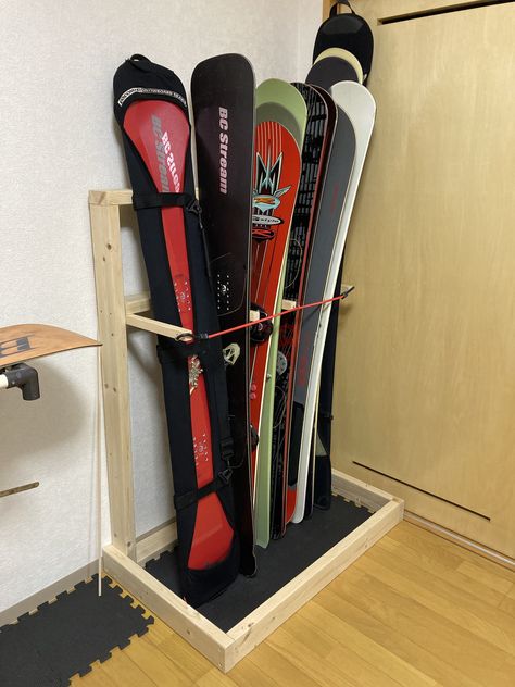 Indoor Ski Storage, Ski Snowboard Storage, Snowboard Storage Ideas, Ski Organization, Surfboard Storage Garage, Ski Mudroom Ideas, Ski Storage Ideas, Snowboard Rack Diy, Diy Ski Rack