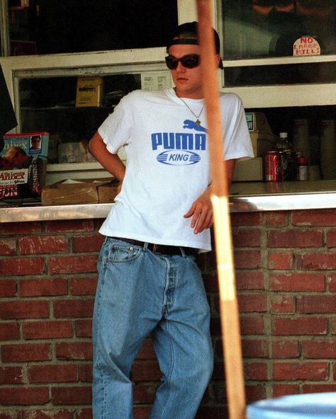 Leo waiting for a burger in July, 1999. Guys Fits, Young Leonardo Dicaprio, Guy Fits, 90s Fashion Men, 90s Men, Boy Fits, Leo Dicaprio, Estilo Punk, Looks Street Style