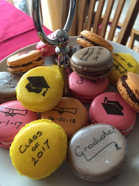 Hand decorated Graduation Macarons Graduation Macarons, Macarons Ideas, Party Macarons, Macaron Ideas, Graduation Desserts, Graduation Theme, Graduation Cake, Graduation Cakes, Baking Ideas