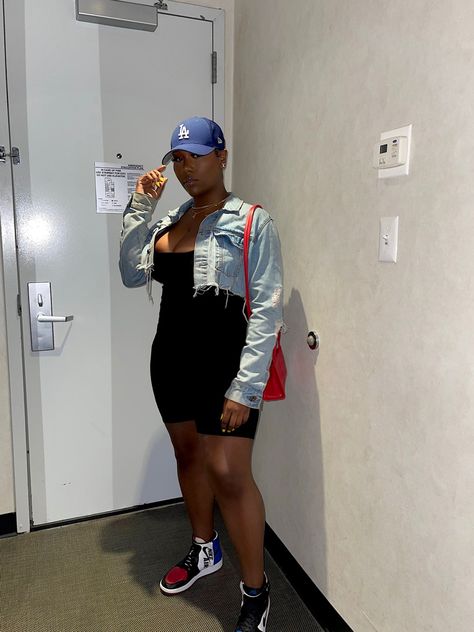 Baseball Hat And Dress Outfit, Baseball Cap And Dress Outfit, Yankee Hat Outfits Black Women, How To Wear A Beanie With Short Hair, Baseball Hat Outfit Fall, Outfits With Fitted Hats, Outfits With Baseball Hats, Fitted Cap Outfit Black Women, Yankee Hat Outfits Women