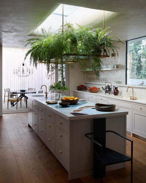 14 Cool Kitchens by the AD100 | Architectural Digest Plants Over Kitchen Island, Atrium Kitchen, Italian Kitchen Ideas, Studio Shamshiri, Clements Design, Malibu Beach House, City Homes, Countertop Design, Italian Kitchen