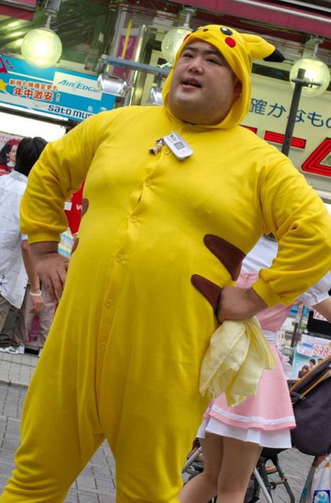 The surprising list of things that make Japan an amazing country. Halloween Costume Fails, Cosplay Fail, Bad Cosplay, Bad Halloween Costumes, Worst Costume, Pikachu Costume, Japanese Cartoon Characters, Costumes College, Video Game Cosplay