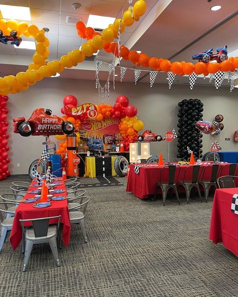 Hot Wheels Birthday Table Decor, Hotwheels Birthday Party Favors, Hot Wheel City Birthday, Hot Wheels Birthday Centerpieces, Hot Wheels Birthday Balloons, Hot Wheels Table Decorations, Race Car Party Centerpiece, Hotwheels Themed Birthday Party, Hotwheels Party Decor