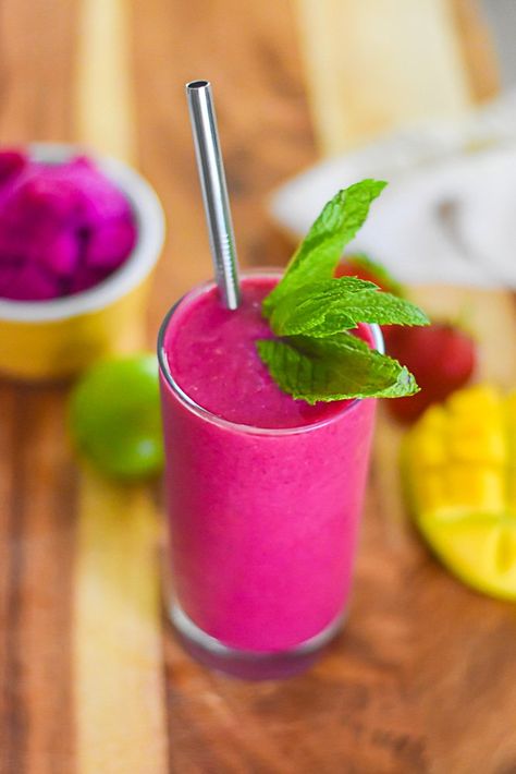 Pitaya Smoothie Recipe, Dragon Fruit Smoothie Recipe, Healthy Drink Recipes Smoothies, Styling Moodboard, Pitaya Smoothie, Diet Juice, Pink Pitaya, Pink Smoothie, Dragon Fruit Smoothie