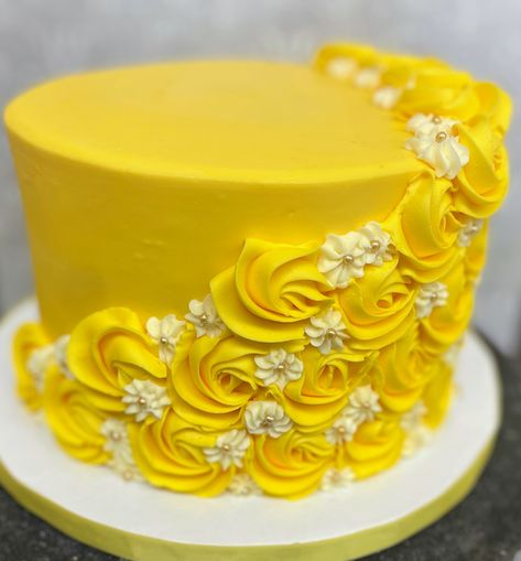 Haldi Theme Cake, Cake Yellow Decoration, Yellow Buttercream Cake, Yellow Cakes Ideas, Haldi Cake, Yellow Theme Birthday Cake, Haldi Cake Design, Yellow Cakes, Yellow Cake Design