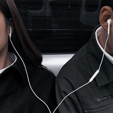 Sharing Earphones Couple, Sharing Earphones Aesthetic, Couple Tumblr, Midnight Train, Anna And The French Kiss, As Good As Dead, King Club, Fyodor Dostoevsky, Bad Blood