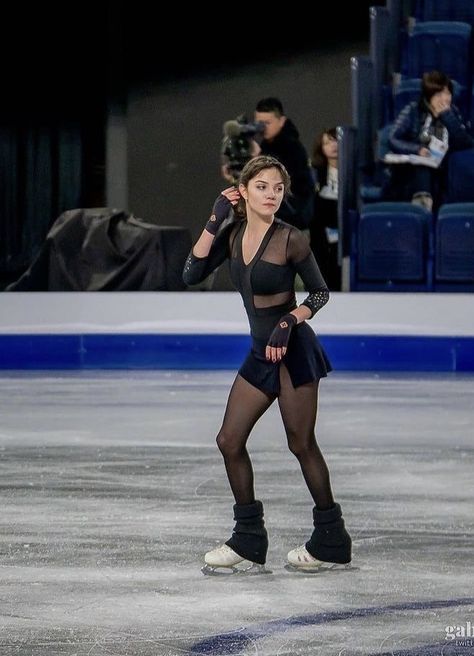 Loki Fanfiction, Figure Skating Competition Dresses, Figure Ice Skates, Skate 3, Figure Skating Outfits, Ice Skating Outfit, Skating Aesthetic, Figure Skating Costumes, Skater Aesthetic