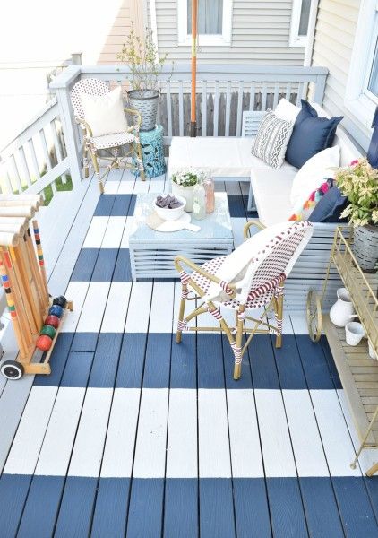 DIY painted "rugs" are a gorgeous way to decorate a floor Balkon Decor, Deck Paint, Porch Flooring, Small Deck, Coastal Bedrooms, Diy Outdoor Decor, Painted Rug, Decks Backyard, Have Inspiration