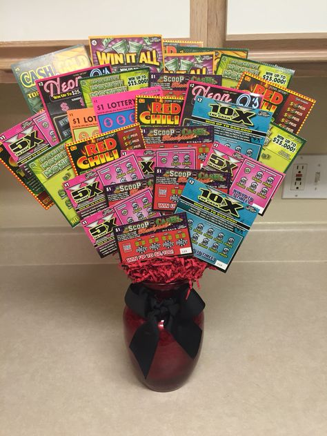 Scratch-Off Arrangement or Scratch-Off Bouquet, whichever you call it, it's made with scratch-offs lol Scratch Off Bouquet, Scratch Ticket Bouquet, Scratch Off Ticket Gift Ideas, Lottery Ticket Bouquet, Dzimšanas Diena, Lottery Ticket Gift, Basket Raffle, Tricky Tray, Money Cakes