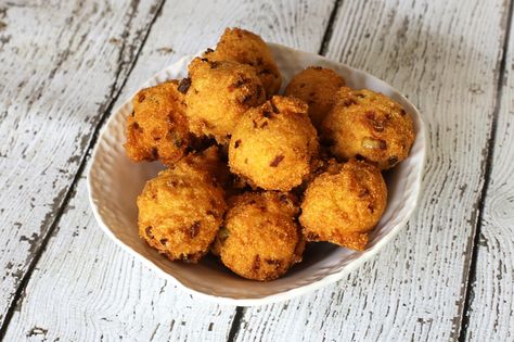 How to Make Crispy Beer Batter Hush Puppies Vegan Hush Puppies Recipe, Bbq Side Dish Recipes, Green Onions Recipes, Best Cornbread Recipe, Hush Puppies Recipe, Cream Style Corn, Bbq Sides, Side Dishes For Bbq, Summer Appetizer