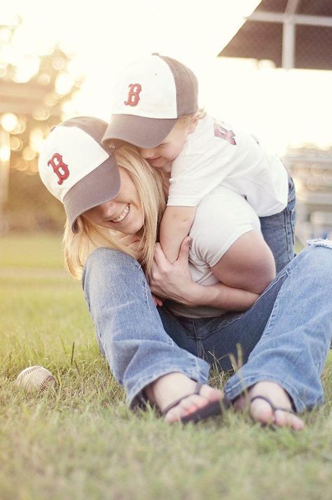 15 cosas que toda mamá debe enseñarle a su hijo varón Mother Son Photos, Son Photo Ideas, Mommy And Me Photo Shoot, Mother Son Photography, Mommy And Son, Mom Son, Mommy Baby, Family Photoshoot, Future Baby