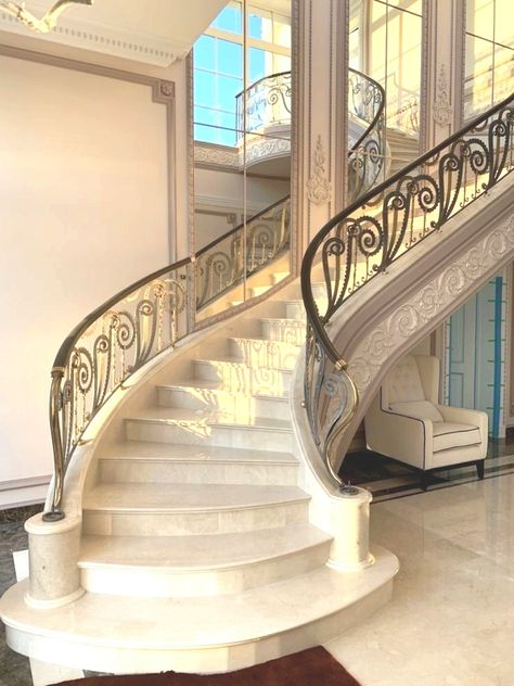 Chic Luxury Aesthetic, Elegant Stairs, Pretty Stairs, Beautiful Staircases, Old Money House, Luxury Staircase, تصميم داخلي فاخر, Dream Life House, تصميم للمنزل العصري