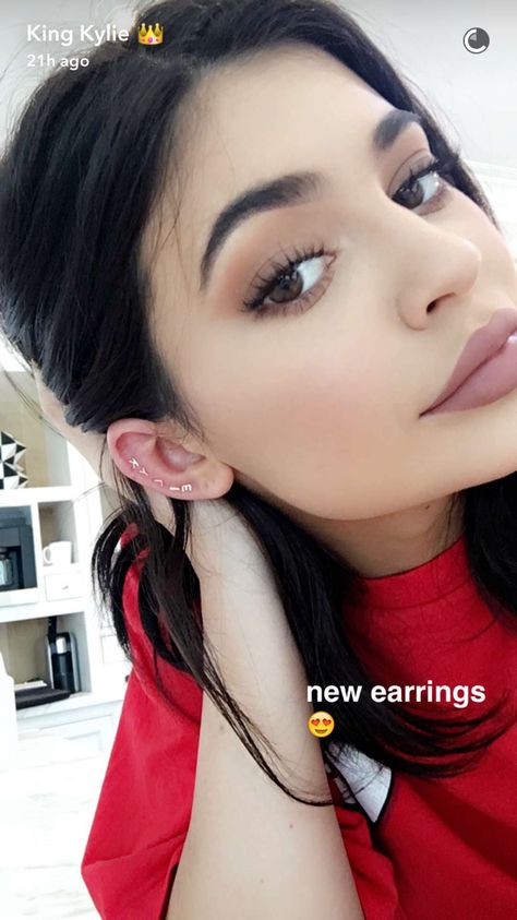 Where To Buy Kylie Jenner's Name Cartilage Earrings For Personalized Jewelry Of Your Own — PHOTOS Kylie Jenner Ear Piercings, Celebrity Piercings, Kylie Jenner Piercings, Piercing Snug, Kendall Y Kylie Jenner, Piercing Bouche, Estilo Jenner, Looks Kylie Jenner, Estilo Kylie Jenner