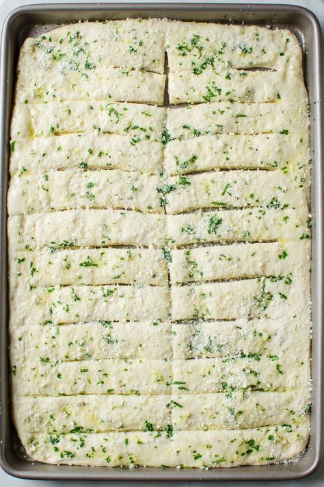 Garlic parmesan breadsticks before baking Breadsticks Olive Garden, Easy Homemade Breadsticks, Garlic Parmesan Breadsticks, Creamy Ranch Pork Chops, Parmesan Bread Bites, Parmesan Breadsticks, Homemade Breadsticks, Pizza Bread Recipe, Garlic Bread Pizza