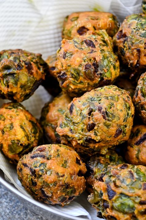 Palak Pakoras Street Food India, Pakora Recipe, Veg Snacks, Indian Appetizers, Popeye The Sailor Man, Pakora Recipes, Chaat Recipe, India Food, Food Board