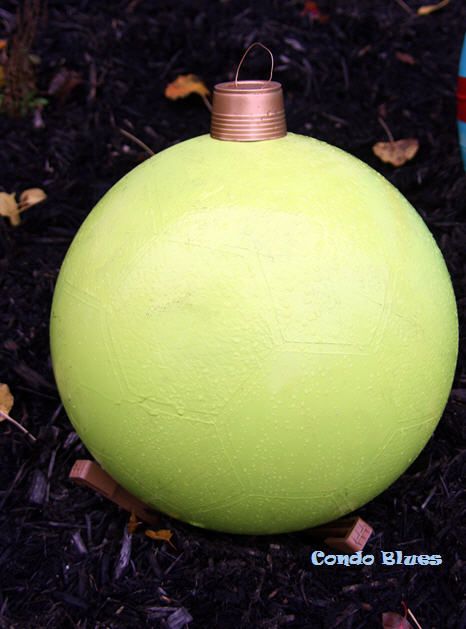 Condo Blues: How to Make Easy DIY Outdoor Giant Christmas Ornament Decorations Oversized Yard Ornaments Diy, Oversized Christmas Ornaments Diy, Giant Christmas Balls Outdoor, Diy Outdoor Ornament Balls, Diy Round Ornaments Christmas Balls, Dyi Outdoor Christmas Decorations, Diy Large Christmas Ornaments Outdoor, Giant Ornaments Outdoor Diy, Diy Large Ornament Balls