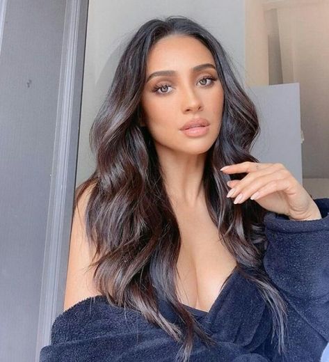 Shay Mitchell Hair, Brazilian Hair Wigs, Long Dark Hair, Shay Mitchell, Scene Hair, Trending Hairstyles, Blonde Wig, Dark Brown Hair, Brown Hair Colors