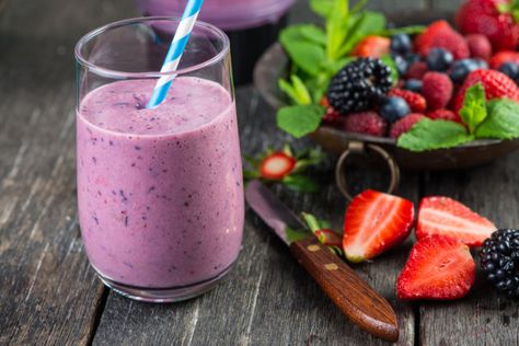 How to Make an Antioxodant Boosting Berry Smoothie! via @SocialMoms #Wellness #Organic #HealthyEating Fodmap Smoothies, Overnight Oat, Smoothie Detox, Avocado Smoothie, Healthy Recipe Videos, Diet Vegetarian, Healthy Pastas, Health Breakfast, Berry Smoothie