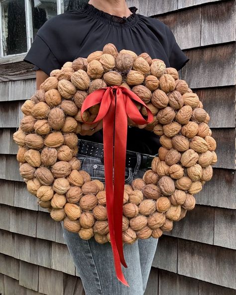 🍁Walnut wreath🍁#walnuts #wreath #diycrafts #diy #handmade #handmadewithlove #wreathmaking #wianek #crafts #homedecor #falldecor Walnut Wreath, How To Make Wreaths, Walnut, Fall Decor, Home Decor