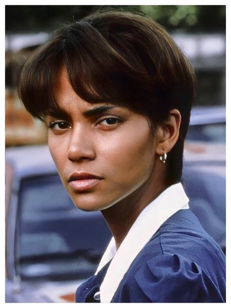 Halle Berry Haircut, Halle Berry Short Hair, Halle Berry Pixie, Hally Berry, Ulzzang Hair, Black Hair Aesthetic, Date Night Makeup, Celebrity Portraits, Halle Berry