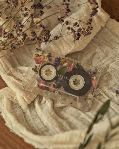 Paper Flowers Photography, Spring Vibes Aesthetic Vintage, Paintings Aesthetic Vintage, Aesthetic Pictures Music, Paper Flowers Aesthetic, Aesthetic Music Pictures, Brown And Beige Aesthetic, Wild Flower Aesthetic, Painting Aesthetic Vintage