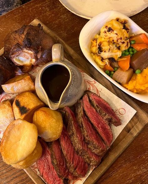 Edible In Edinburgh || Amber on Instagram: "@the.queens.arms roast is definitely one of the best in Edinburgh 😍👌🏻 Myself and @whycook_edinburgh headed along the other week for an amazing Sunday lunch and the proof is in the pudding (and reel) 😩 We went for the sharing roast and you can see it really is enough to feed a small army and was absolutely delicious 🤤 You get a sharing pudding included in your sharing roast for £44.50 and it is stunning 🤩 I love roast season so much 🙌🏻 #sundayro Best Pub Food, Edinburgh Food, Gastro Pub, Pub Grub, Steak And Ale, Gastro Pubs, Beef Sausage, Best Pubs, Pub Food