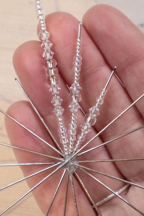 Crafts With Beads For Adults, Diy Christmas Snowflake Decorations, Diy Crystal Christmas Ornaments, Easy Beaded Christmas Ornaments, Diy With Beads Decor, Wire Christmas Ornaments Diy Beaded Snowflake, Beading Christmas Ornaments, Beaded Star Pattern, Diy Beaded Snowflakes