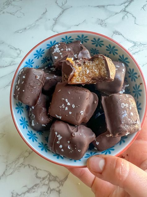 Chocolate Date Caramels (vegan!) Carmel Made From Dates, Date Caramel Apples, Date Caramel, Hu Chocolate, Fudge Pops, Dark Chocolate Recipes, Chocolate Chia Pudding, Refined Sugar Free Recipes, Sweet Potato Curry