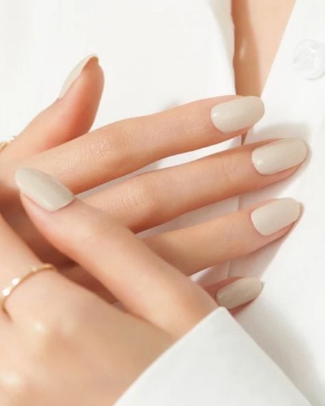 Nails White Cream, Nails For White Skin, White Cream Nails, White Nail Polish Ideas, Cream White Nails, Cream Nails Designs, Creme Nails, Off White Nails, Cream Nail Polish