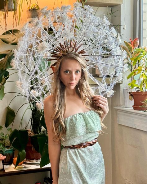 Dandelion costume Dandelion Halloween Costume, Dandelion Costume Diy, Dandelion Makeup, Dandelion Costume, Carnival Flowers, Bubble Fairy, Dandelion Dress, Ren Faire Costume, Head Crown