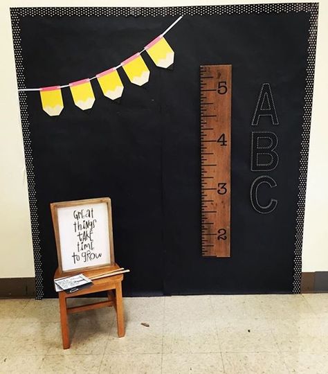 We can't get over how cute @mrscox21's first day photo booth is!! You can also draw the ruler on the paper with a white paint pen! #btswithtarget #targetteachers School Photo Booth Ideas, Back To School Displays, Preschool First Day, First Day Of School Pictures, Graduation Photo Booth, School Open House, White Paint Pen, School Displays, Back To School Night