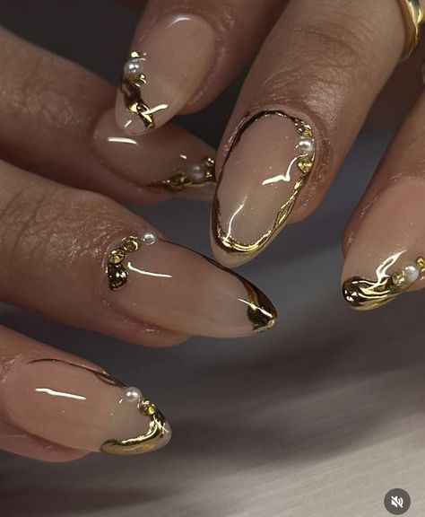 Gold Detail Nails Simple, Fancy Classy Nails, Wedding Nails Gold Accent, Velvet Acrylic Nails, Pearl Gold Nails, Gold Velvet Nails, Nails Designs With Gems, Convocation Nails, Chrome Bridal Nails